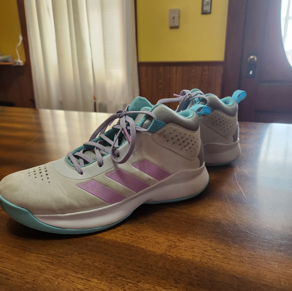 Women's/Girls Adias Basketball shoe
